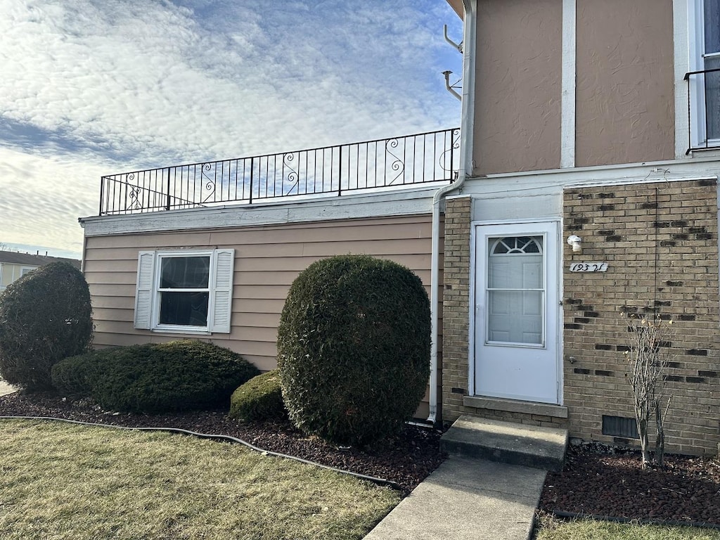 entrance to property with a balcony