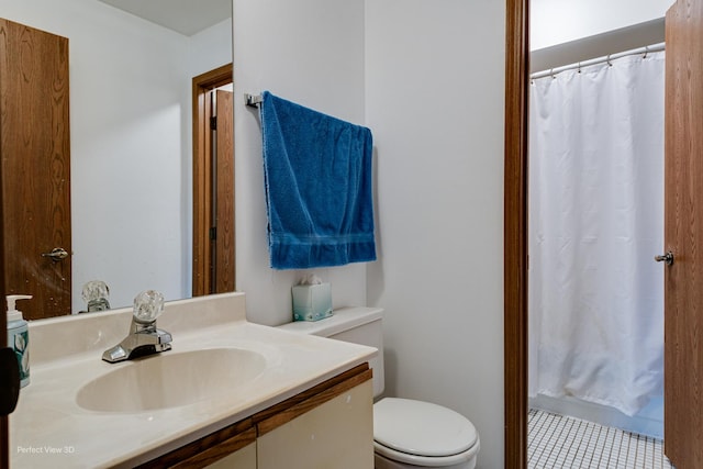 bathroom featuring a shower with curtain, vanity, and toilet