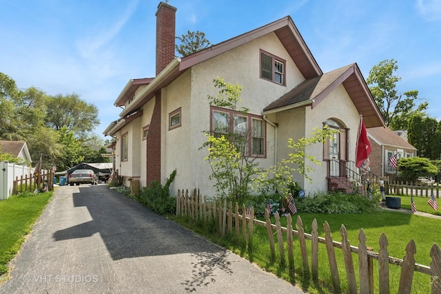 view of front facade featuring a front lawn