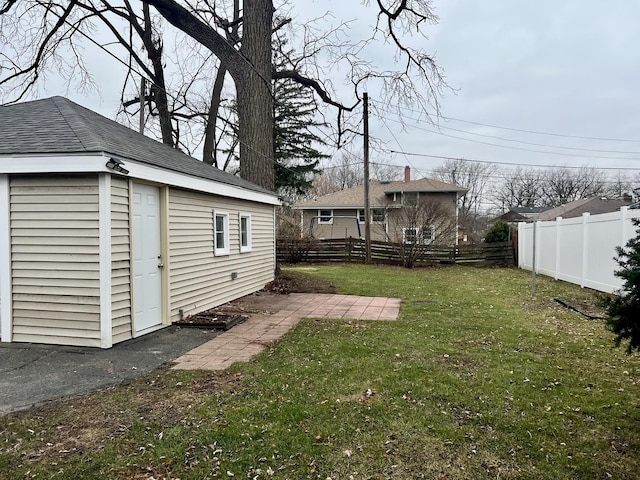 view of yard with an outdoor structure