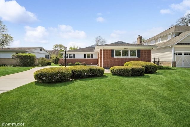 view of front of home featuring a front yard