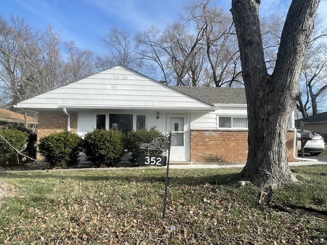 view of front facade with a front yard