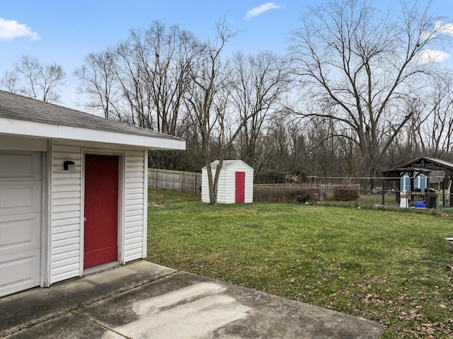 view of yard featuring a shed