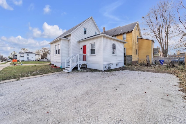 view of front of home featuring a front lawn