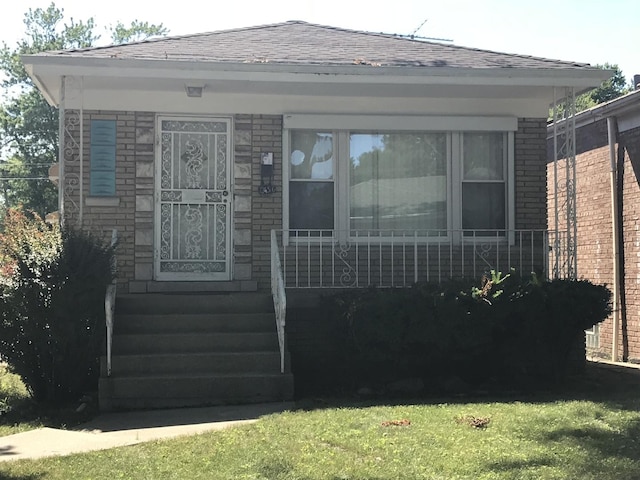 view of front facade featuring a front yard