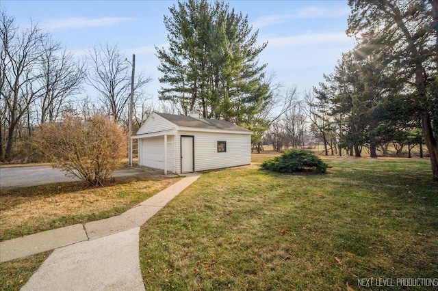 view of yard with an outbuilding and a garage