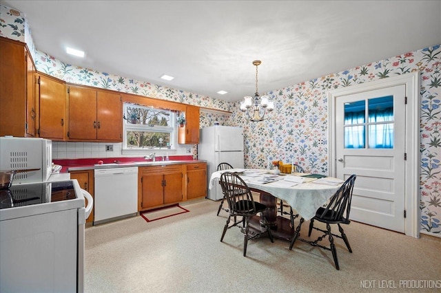 dining area featuring sink and an inviting chandelier