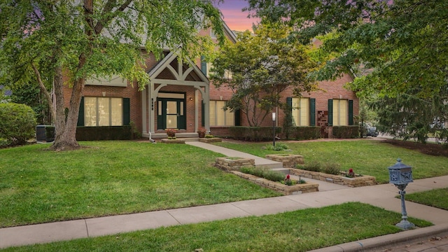 view of front of home featuring a yard