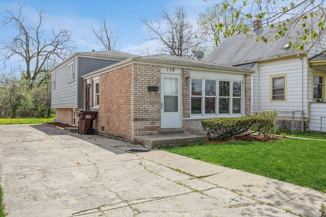 view of front of property with a front yard