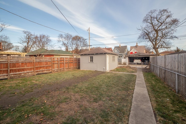 view of yard with an outdoor structure