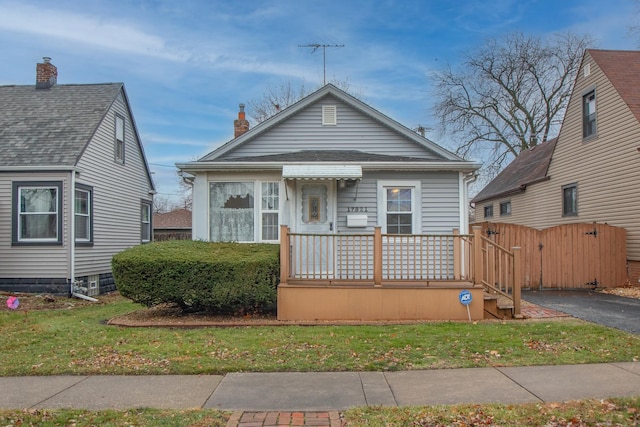 bungalow featuring a front lawn