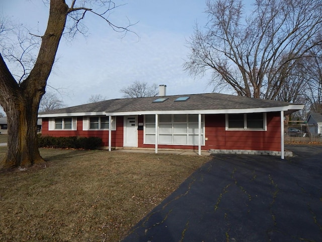 single story home featuring a front yard