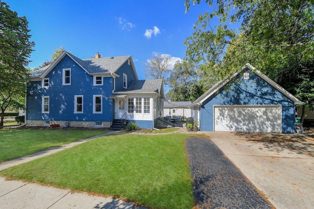 view of front of house featuring a front yard and a garage