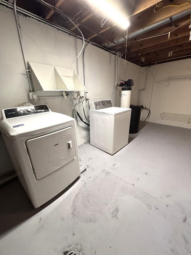 laundry room with washing machine and dryer