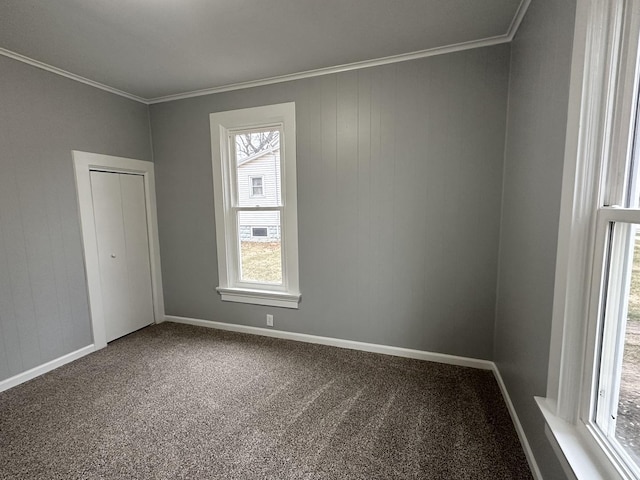 unfurnished room featuring carpet flooring and crown molding