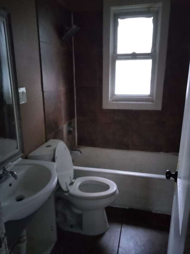 bathroom featuring toilet and shower / bathtub combination