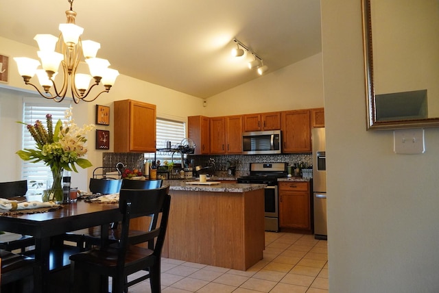 kitchen with hanging light fixtures, stainless steel appliances, an inviting chandelier, kitchen peninsula, and decorative backsplash