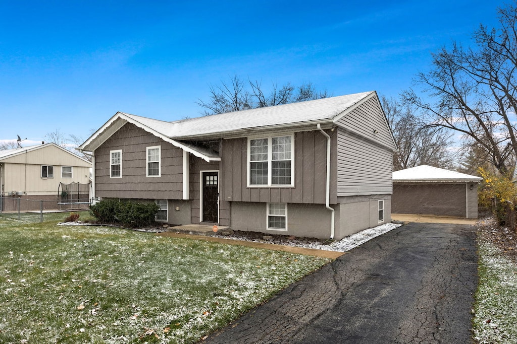 raised ranch featuring a front lawn