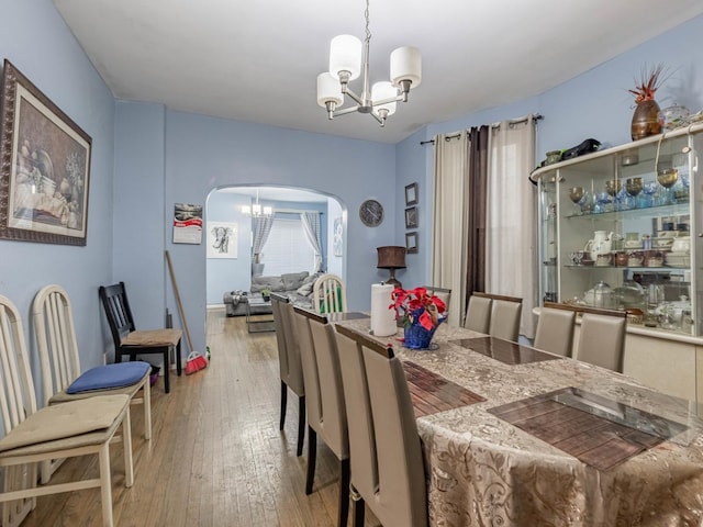 dining room featuring light hardwood / wood-style flooring and a notable chandelier