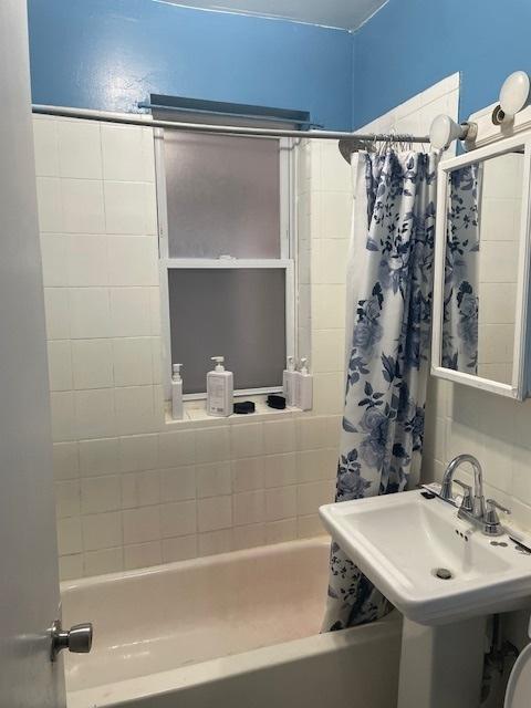 bathroom with sink and shower / bath combo