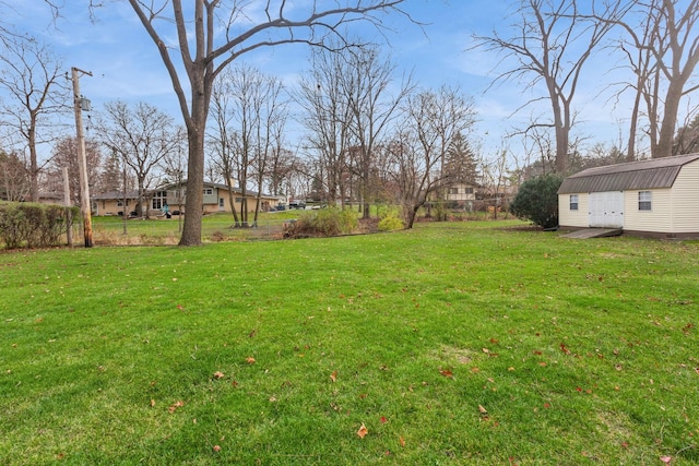 view of yard featuring an outbuilding