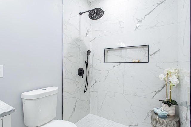 bathroom featuring tiled shower and toilet