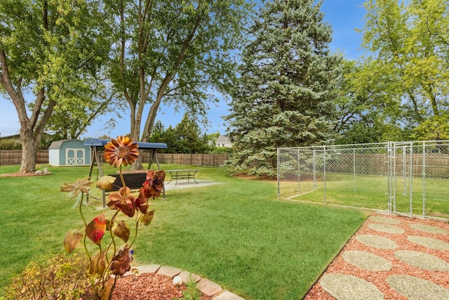 view of yard with a storage unit