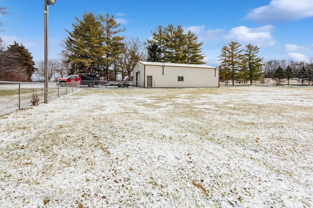 view of yard featuring an outbuilding