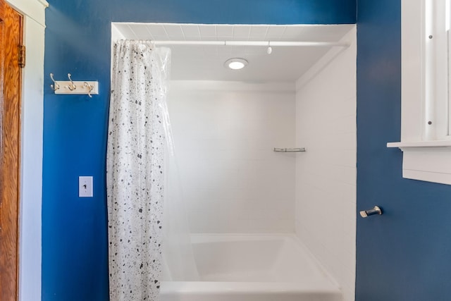 bathroom featuring shower / bath combo with shower curtain