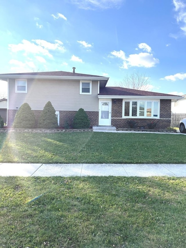 view of front of home featuring a front yard