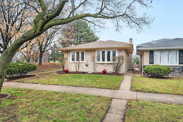 view of front of home featuring a front yard