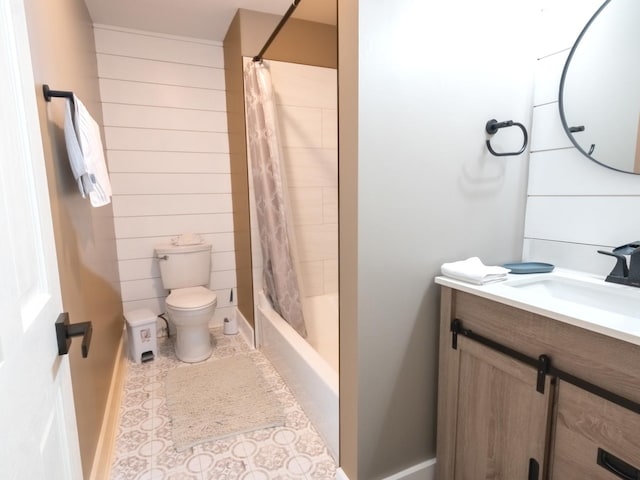 full bathroom featuring shower / bath combo with shower curtain, vanity, and toilet