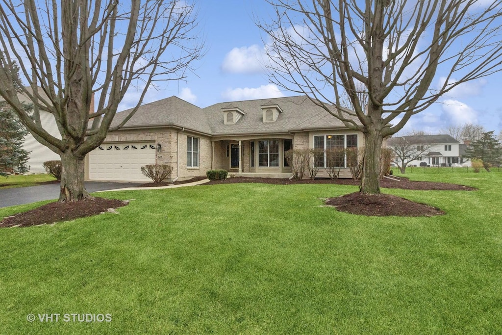 view of front of house with a front lawn and a garage