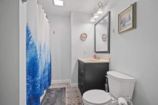 bathroom featuring a shower with shower curtain, vanity, and toilet