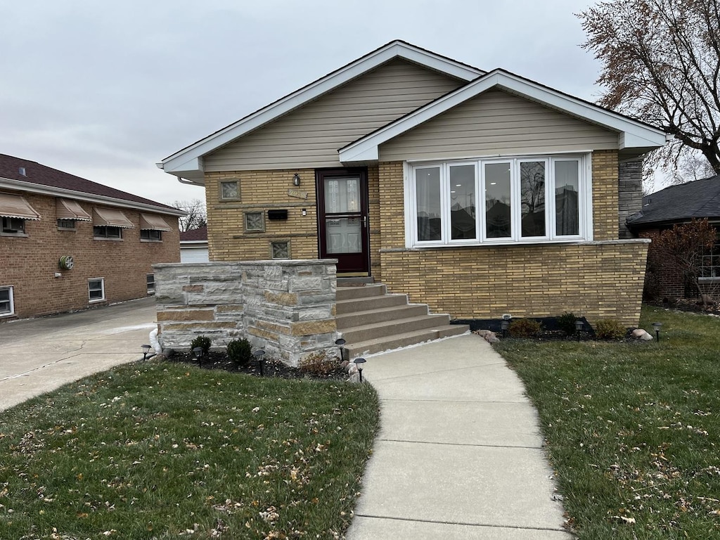 view of front of house with a front lawn