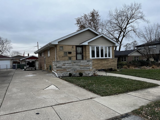 view of front of property featuring a front yard