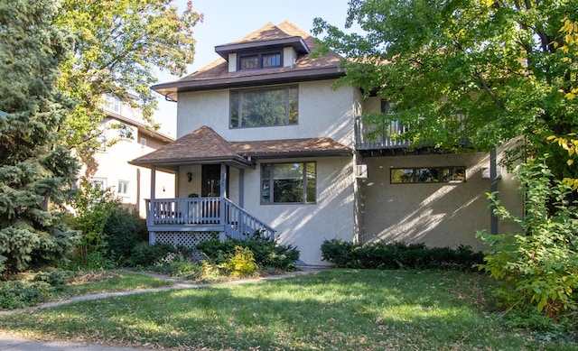 view of front of home featuring a front yard