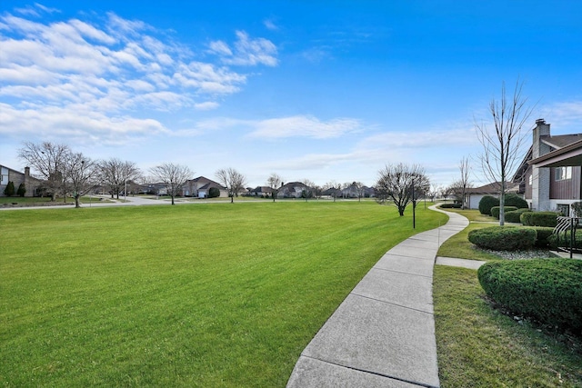 view of property's community featuring a lawn