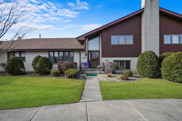 view of front of home featuring a front lawn