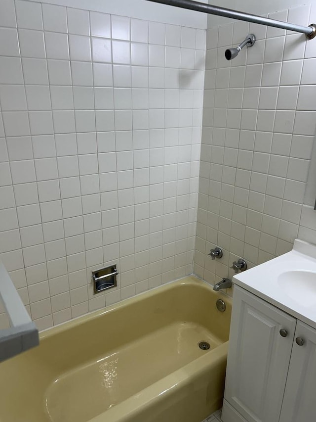 bathroom with vanity and tiled shower / bath