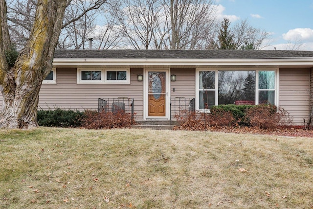 single story home featuring a front lawn