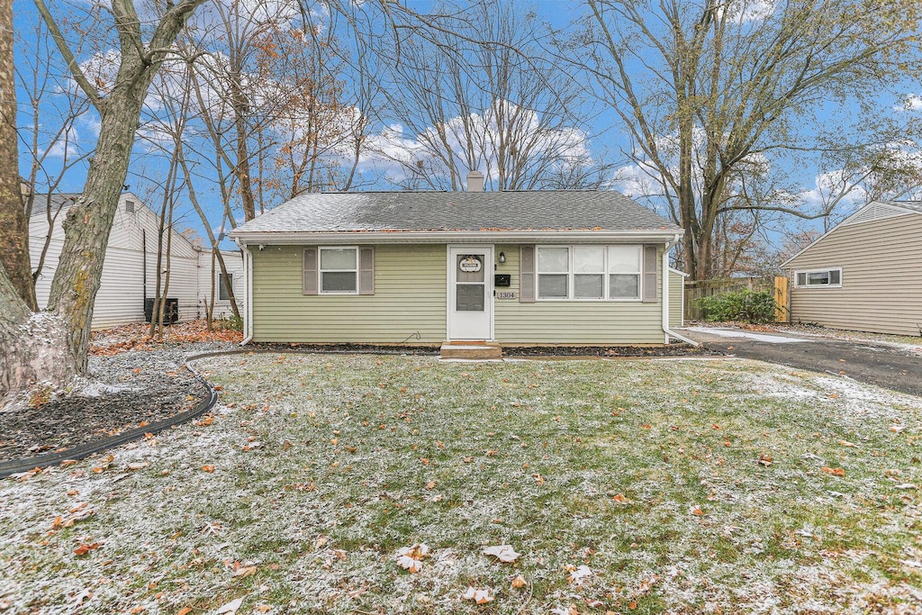 view of front of property with a front yard