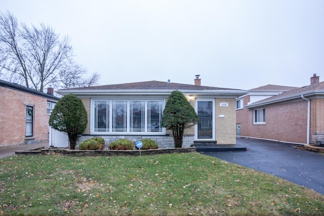 view of front facade featuring a front yard