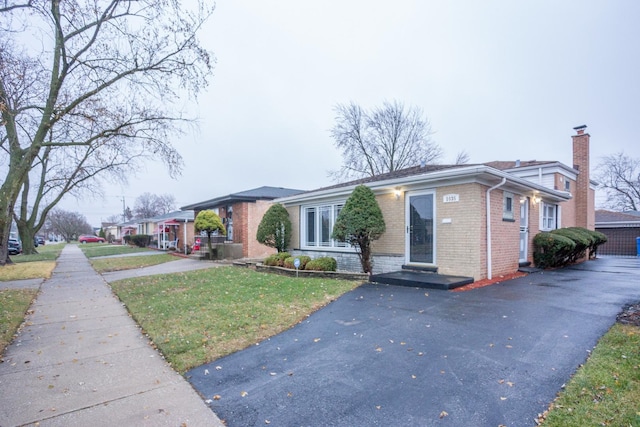 view of front of property with a front lawn