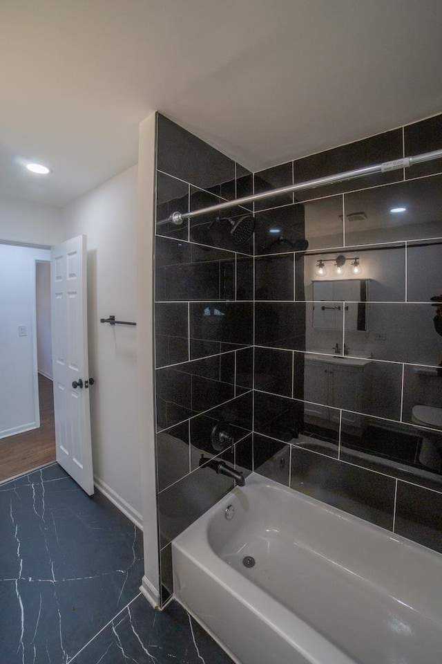 bathroom featuring tiled shower / bath