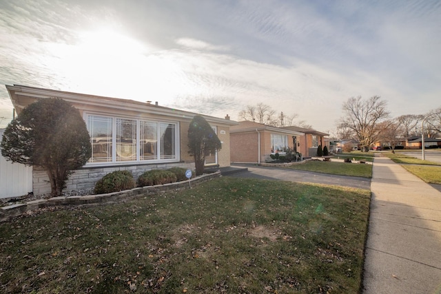 view of front of home featuring a front yard