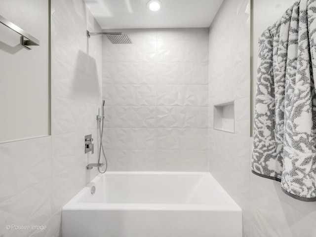 bathroom with tiled shower / bath combo