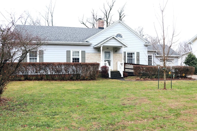 view of front facade featuring a front yard