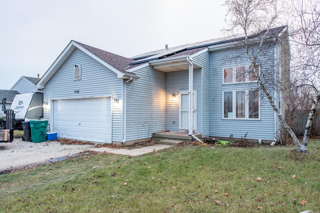 view of front facade with a garage and a front yard