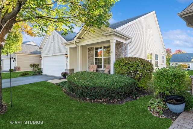 view of front of house featuring a front lawn